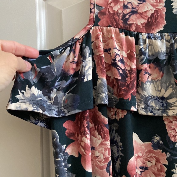NWOT Floral cold shoulder top in size M - Picture 4 of 5
